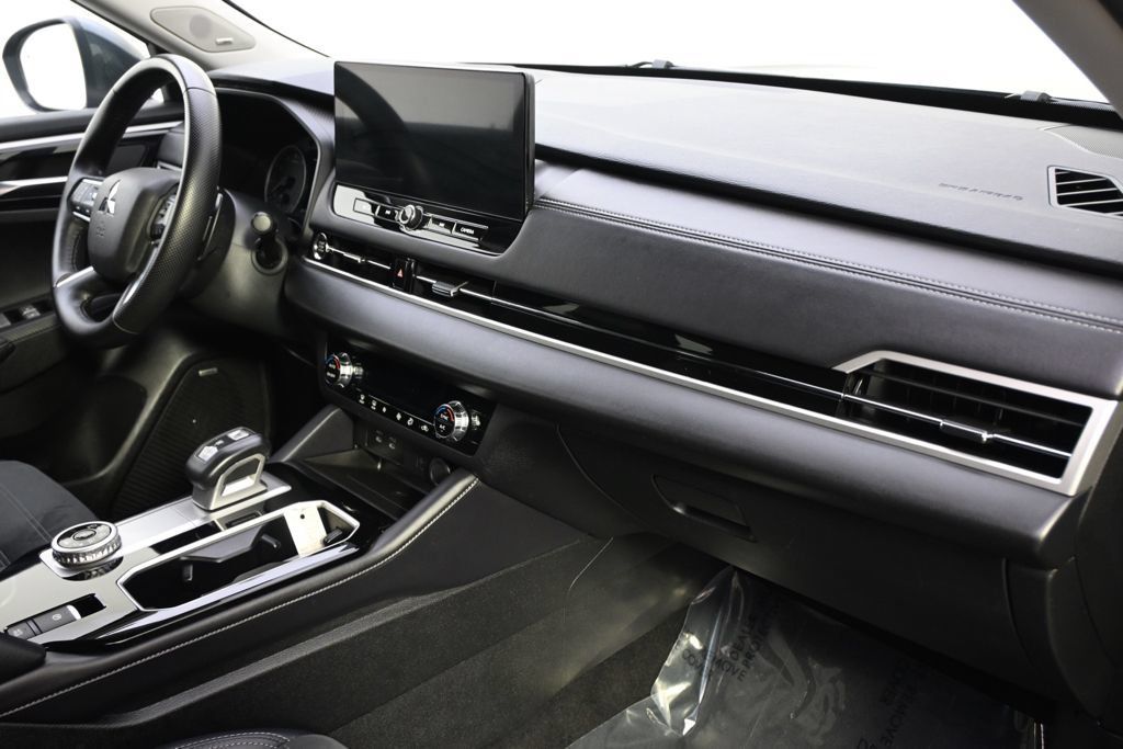 Used 2025 Mitsubishi Outlander SE AWD/4WD image 14