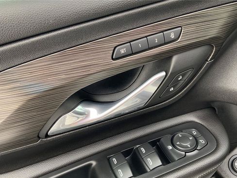 Used 2023 GMC Terrain SLT image 21