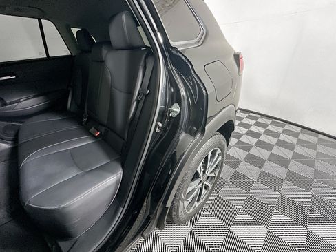 Used 2023 Toyota Corolla Cross XLE w/ Convenience Package FWD image 26