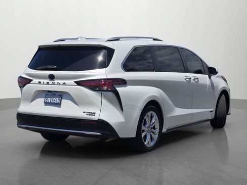 Used 2021 Toyota Sienna Platinum FWD image 6