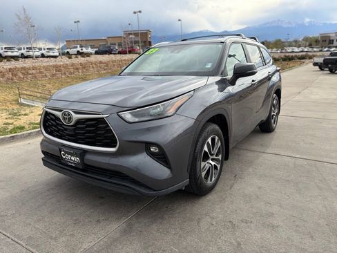 Used 2023 Toyota Highlander XLE image 3