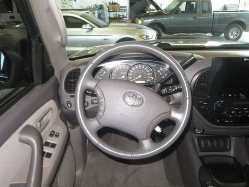 Used 2006 Toyota Sequoia SR5 AWD/4WD image 39