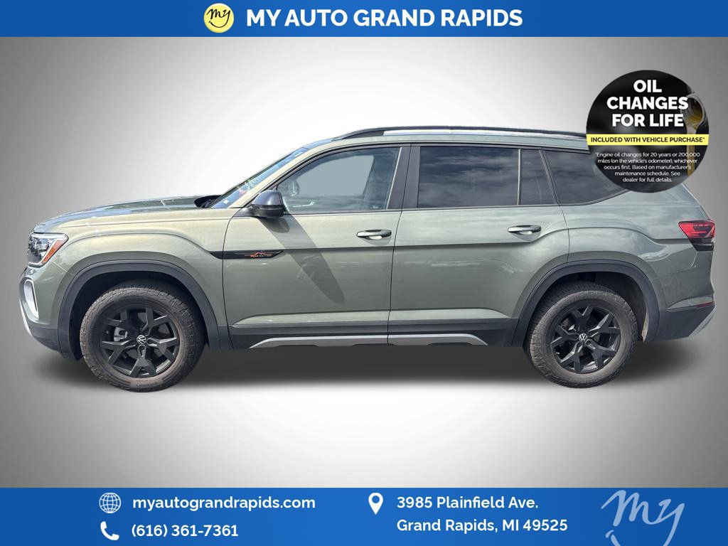 Used 2025 Volkswagen Atlas Peak Edition SE AWD/4WD image 4