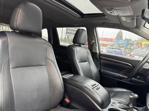 Used 2016 Toyota Highlander Limited w/ Four Season Floor Mat Package AWD/4WD image 19