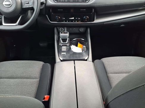 Used 2023 Nissan Rogue SV FWD image 10