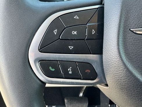 Used 2024 Chrysler Pacifica Touring-L image 26