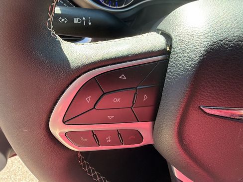 Certified 2024 Chrysler Pacifica Touring-L FWD image 27