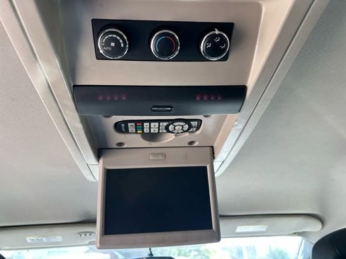 Used 2015 Chrysler Town & Country Touring FWD image 13
