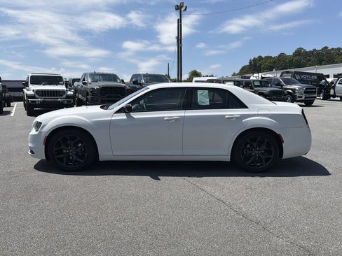 Used 2022 Chrysler 300 Touring w/ Sport Appearance Package RWD image 8