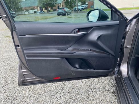 Used 2022 Toyota Camry SE image 9