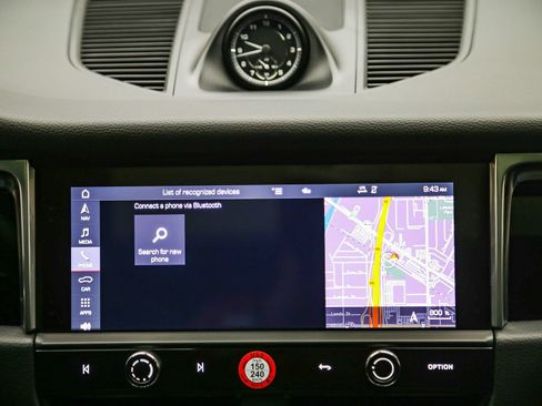 Certified 2025 Porsche Macan AWD/4WD image 19