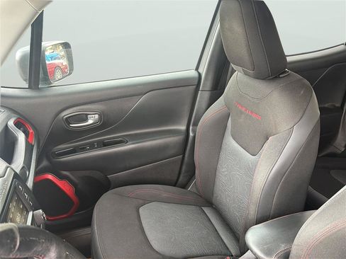 Used 2017 Jeep Renegade Trailhawk AWD/4WD image 13