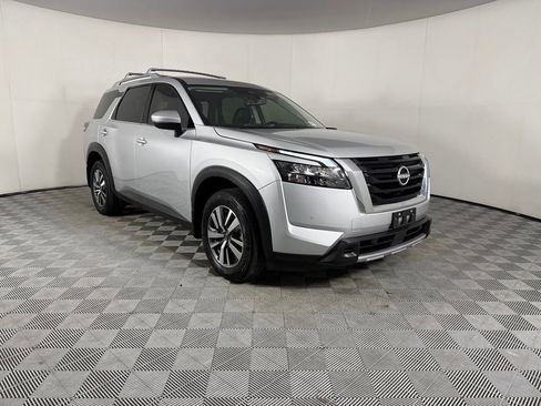 Used 2025 Nissan Pathfinder SL FWD image 2