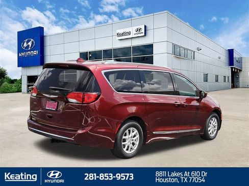 Used 2020 Chrysler Pacifica Touring-L FWD image 5