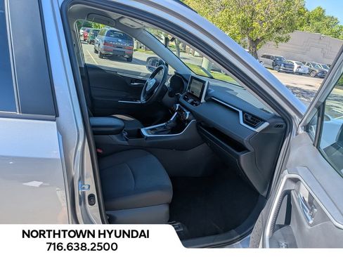 Used 2025 Toyota RAV4 XLE AWD/4WD image 9