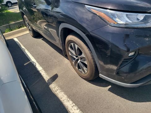 Used 2020 Toyota Highlander XLE AWD/4WD image 4