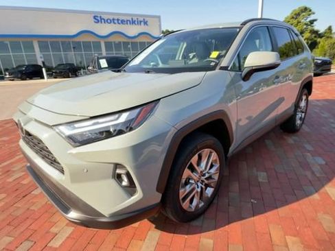 Used 2022 Toyota RAV4 XLE Premium FWD image 5