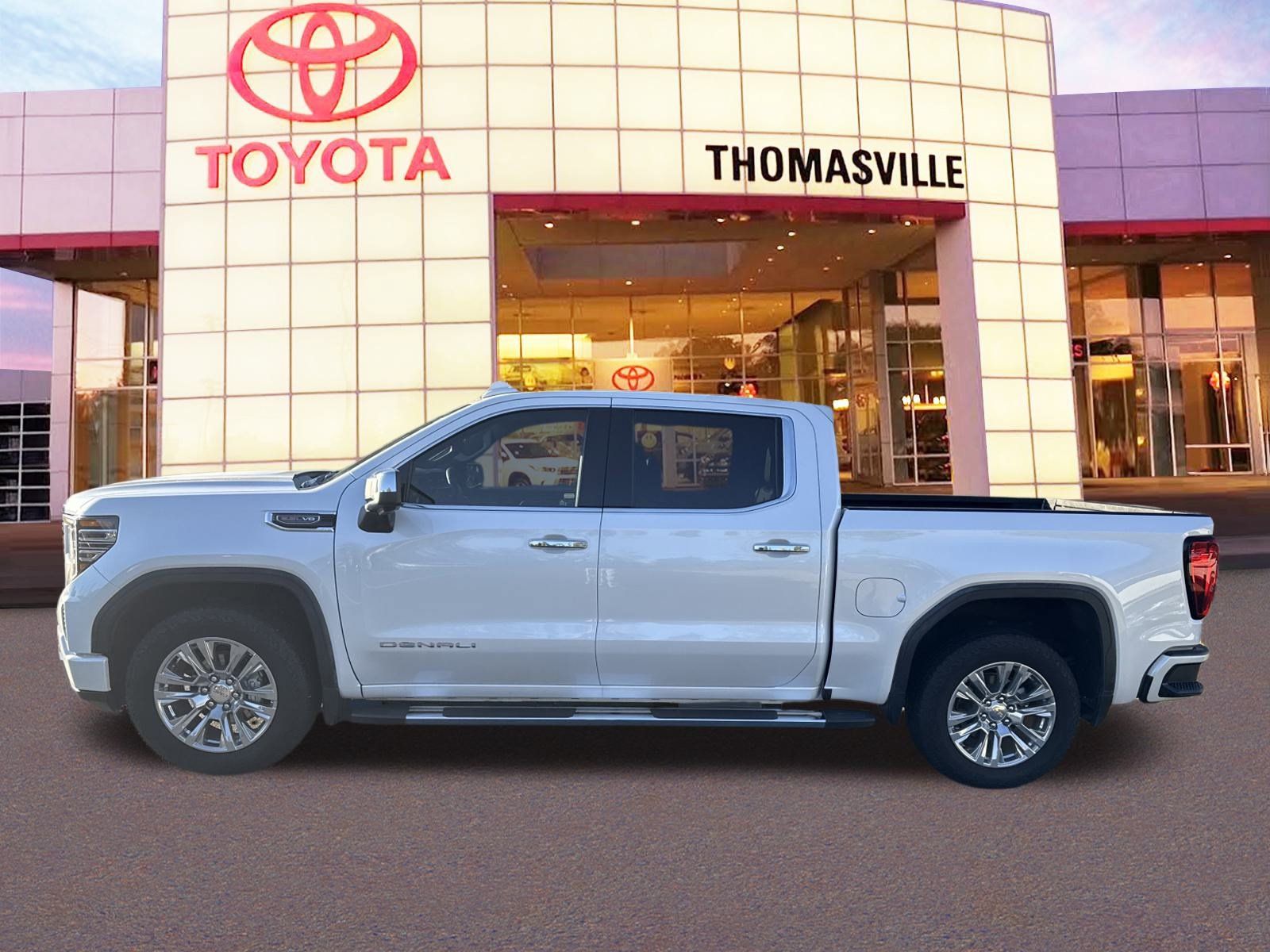 Used 2024 GMC Sierra 1500 Denali w/ Technology Package AWD/4WD image 8