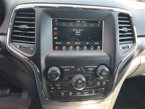 Used 2018 Jeep Grand Cherokee Laredo image 29