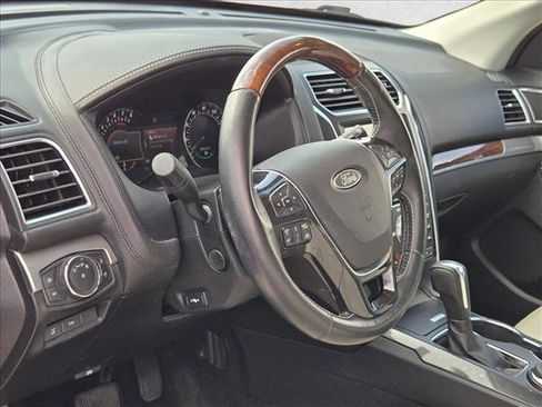 Used 2017 Ford Explorer Platinum image 6