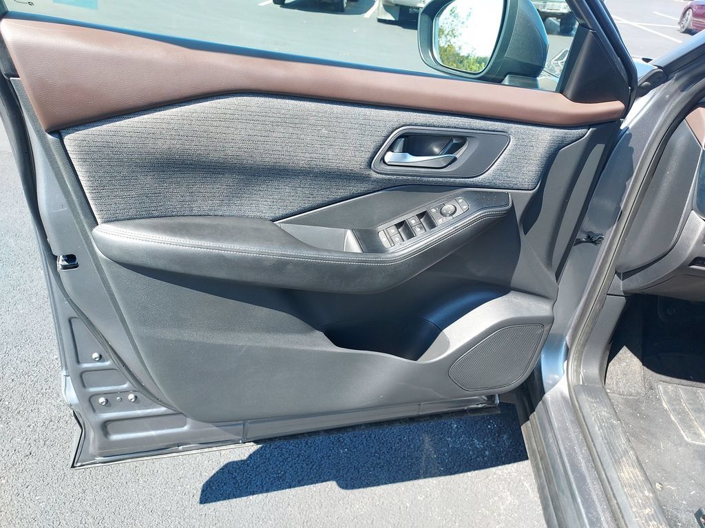 Used 2022 Nissan Rogue SV AWD/4WD image 12