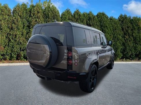 Used 2024 Land Rover Defender 110 X-Dynamic SE image 4