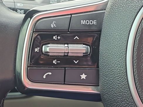 Used 2025 Kia Carnival EX FWD image 24