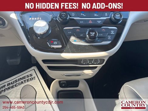 Used 2023 Chrysler Pacifica Touring-L FWD image 19