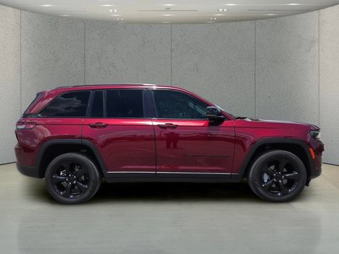 Used 2023 Jeep Grand Cherokee Limited w/ Black Appearance Package AWD/4WD image 3