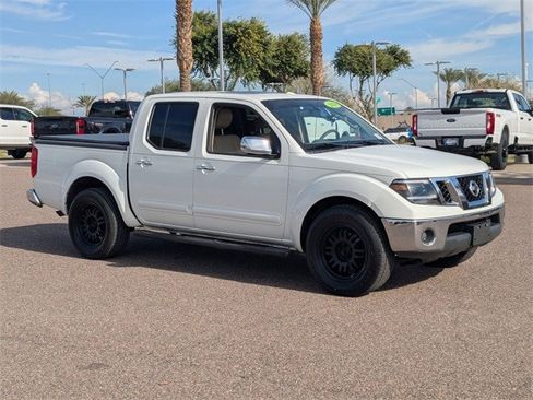 Used 2014 Nissan Frontier SL w/ SL Moonroof Package image 8