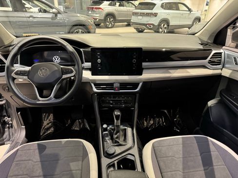 Used 2025 Volkswagen Taos SE w/ Panoramic Sunroof Package image 17