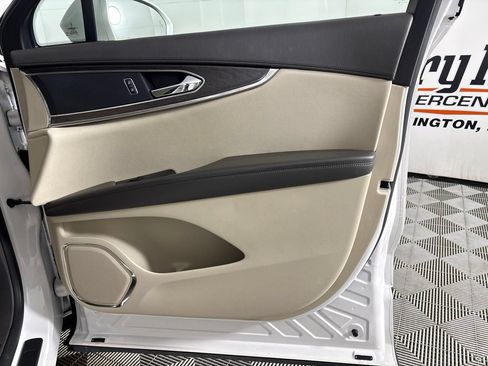 Used 2016 Lincoln MKX Reserve w/ Technology Package FWD image 29