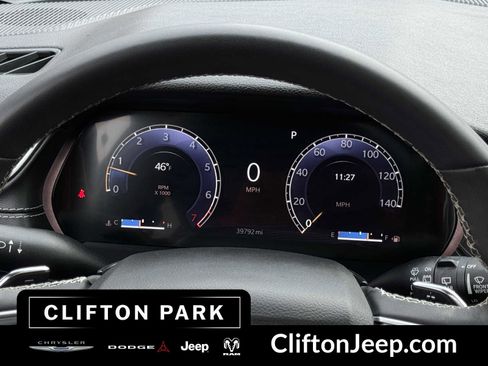 Used 2023 Jeep Grand Cherokee Altitude image 27