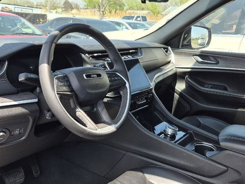 Used 2024 Jeep Grand Cherokee Limited w/ Luxury Tech Group II image 8