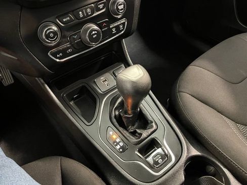Used 2019 Jeep Cherokee Latitude w/ Popular Appearance Group FWD image 29