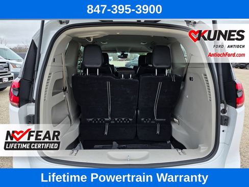 Used 2024 Chrysler Pacifica Touring-L FWD image 25