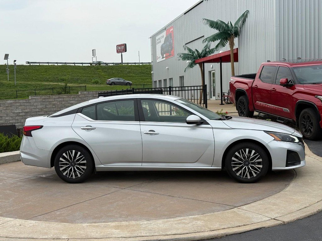 Used 2023 Nissan Altima 2.5 SV w/ SV Premium Package FWD image 2
