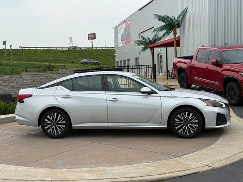 Used 2023 Nissan Altima 2.5 SV w/ SV Premium Package FWD image 2