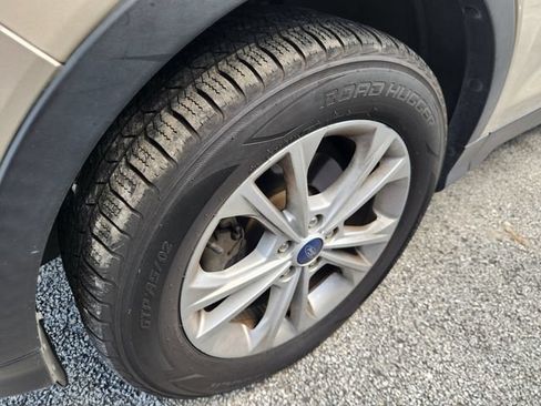 Used 2018 Ford Escape SE w/ SE Sync 3 Package FWD image 10