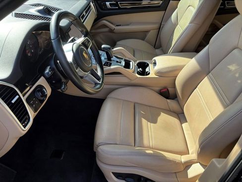 Certified 2022 Porsche Cayenne Platinum Edition image 20