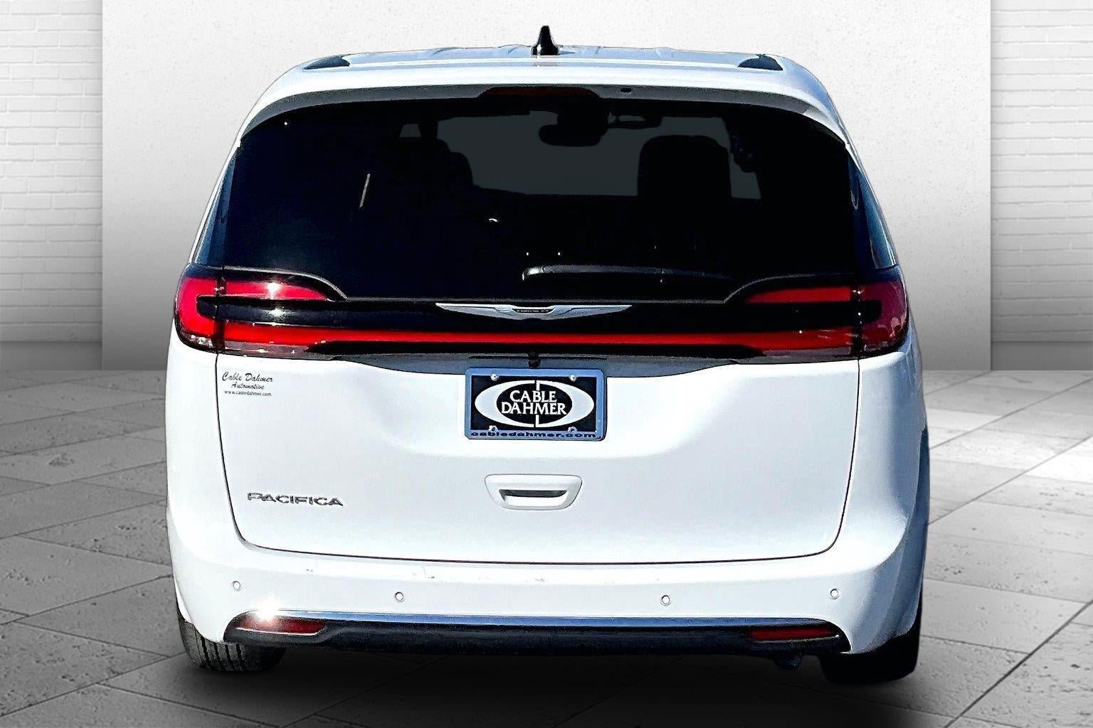 Used 2026 Chrysler Pacifica Select FWD image 3