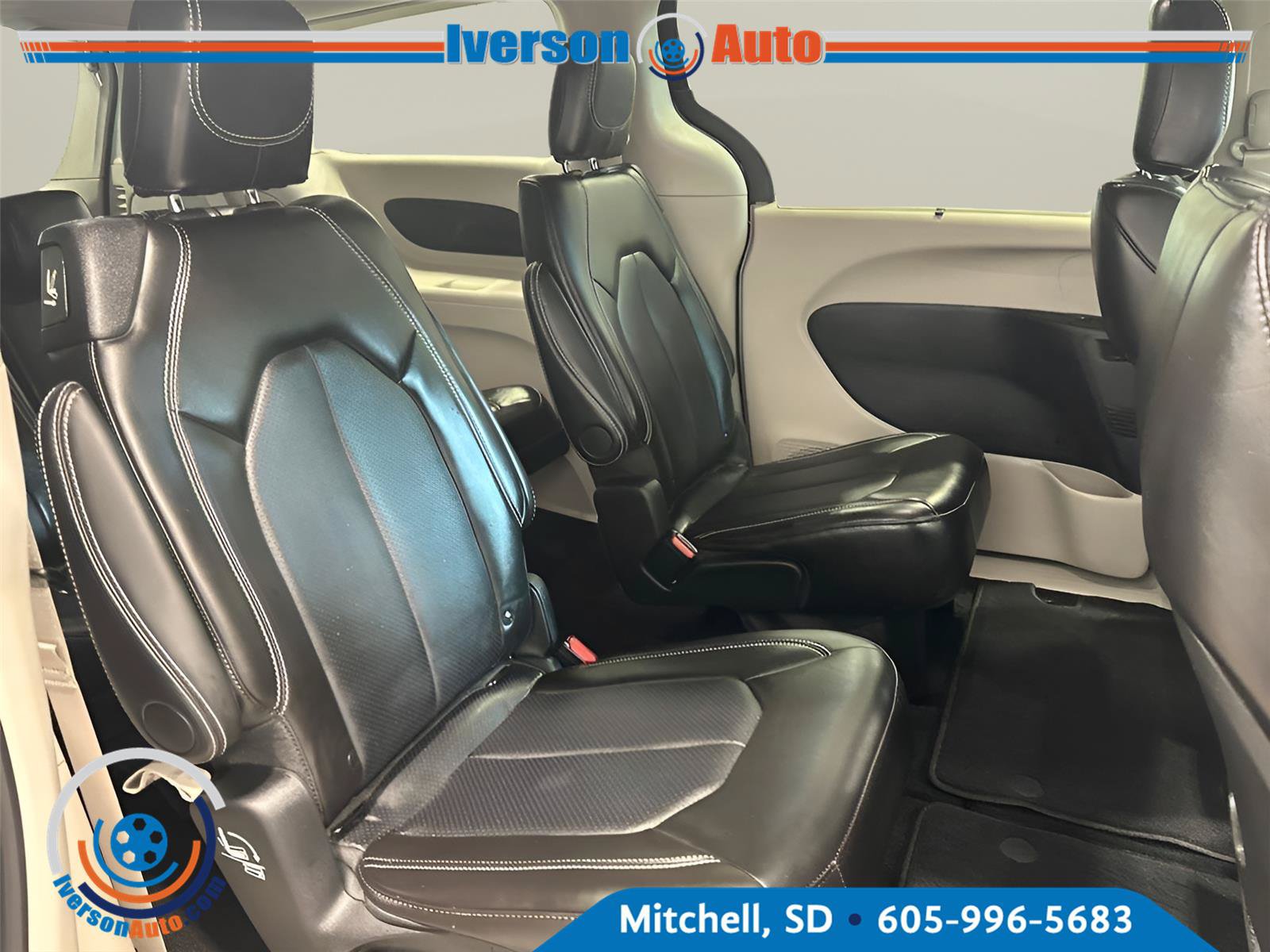 Used 2024 Chrysler Pacifica Touring-L AWD/4WD image 32