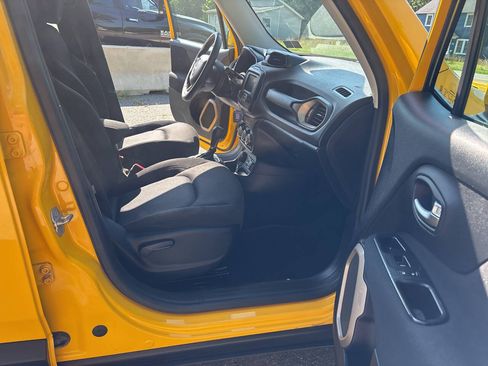 Used 2016 Jeep Renegade Latitude AWD/4WD image 23