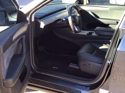 Used 2024 Tesla Model Y Long Range image 16