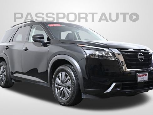 Used 2025 Nissan Pathfinder SV image 4