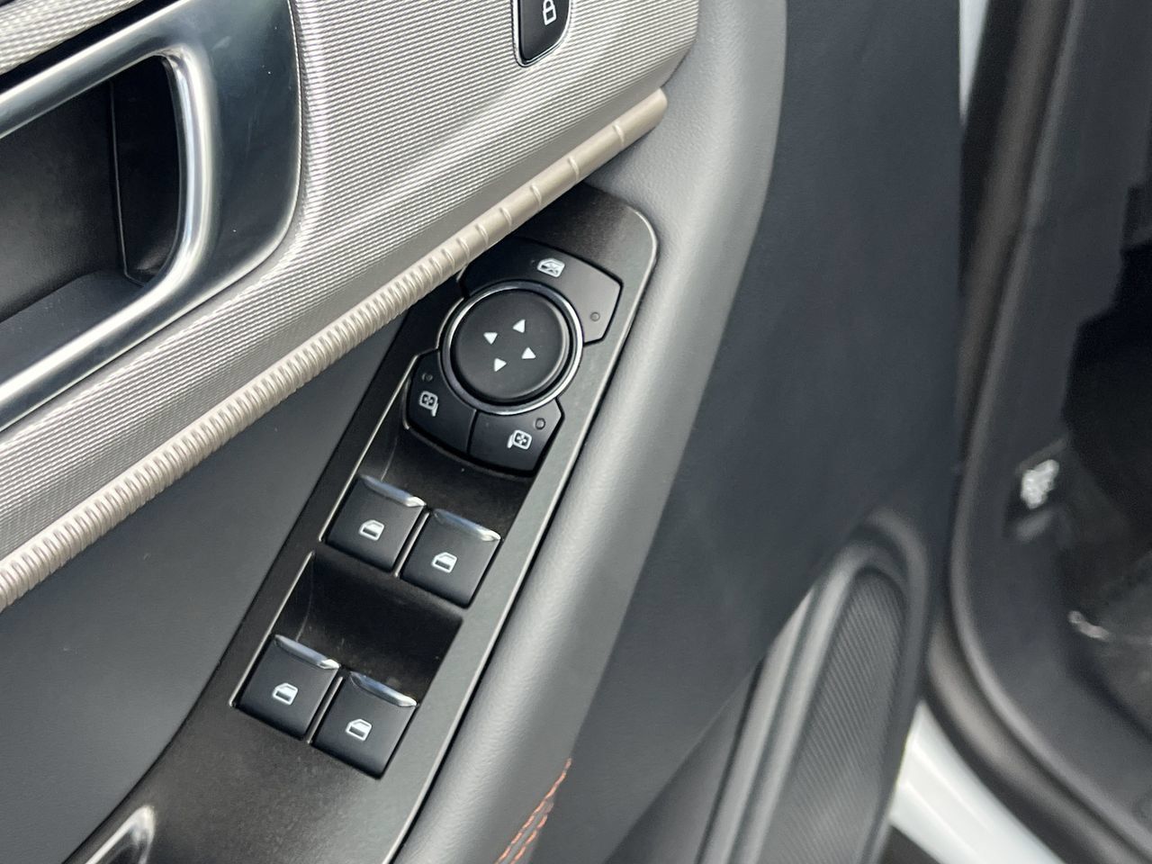 New 2026 Ford Explorer Active RWD image 13