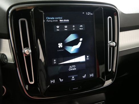 Used 2021 Volvo XC40 T5 Momentum image 23