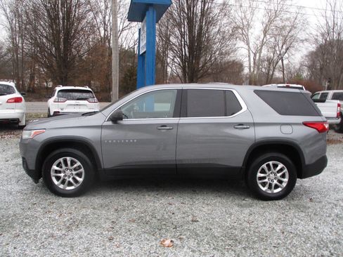 Used 2020 Chevrolet Traverse LS image 2