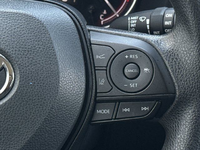Used 2025 Toyota RAV4 XLE FWD image 15