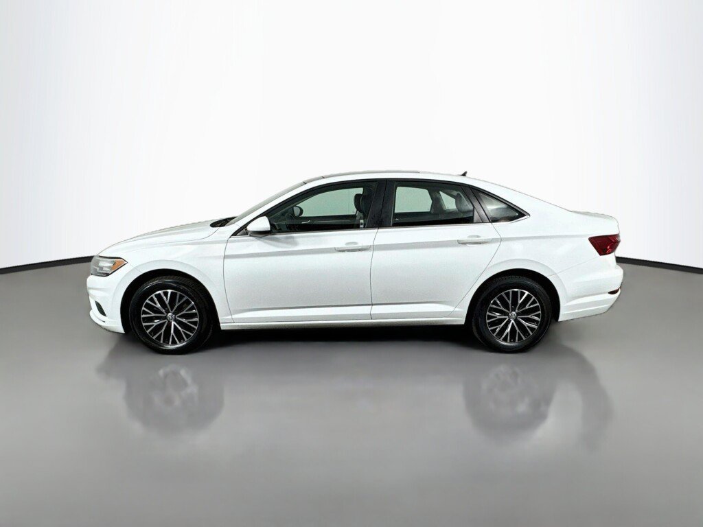 Used 2021 Volkswagen Jetta SE FWD image 2